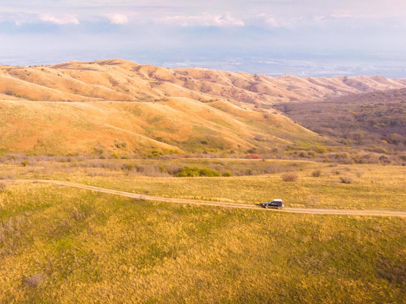 jeep kör i vashlovani nationalpark väg med fantastiskt landskap foto