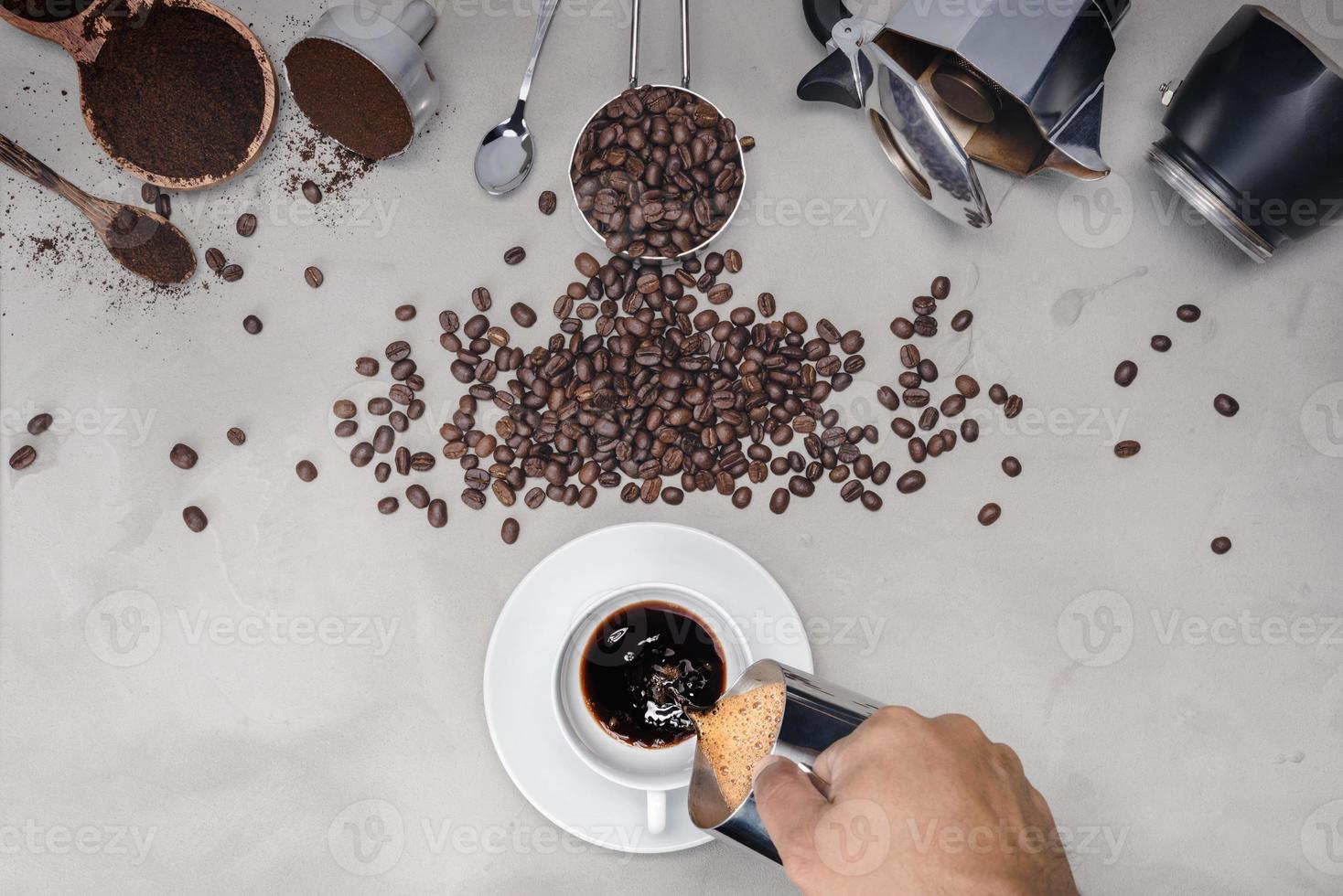 bakgrund med diverse kaffe, kaffebönor, kopp svart kaffe, kaffebryggare utrustning foto