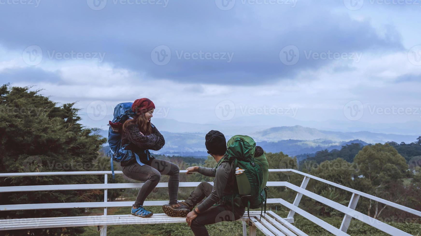 asiatiska par reser naturen på bergen i winter.travel relax. naturlig touch landsbygden på Doi Inthanon i Thailand. foto