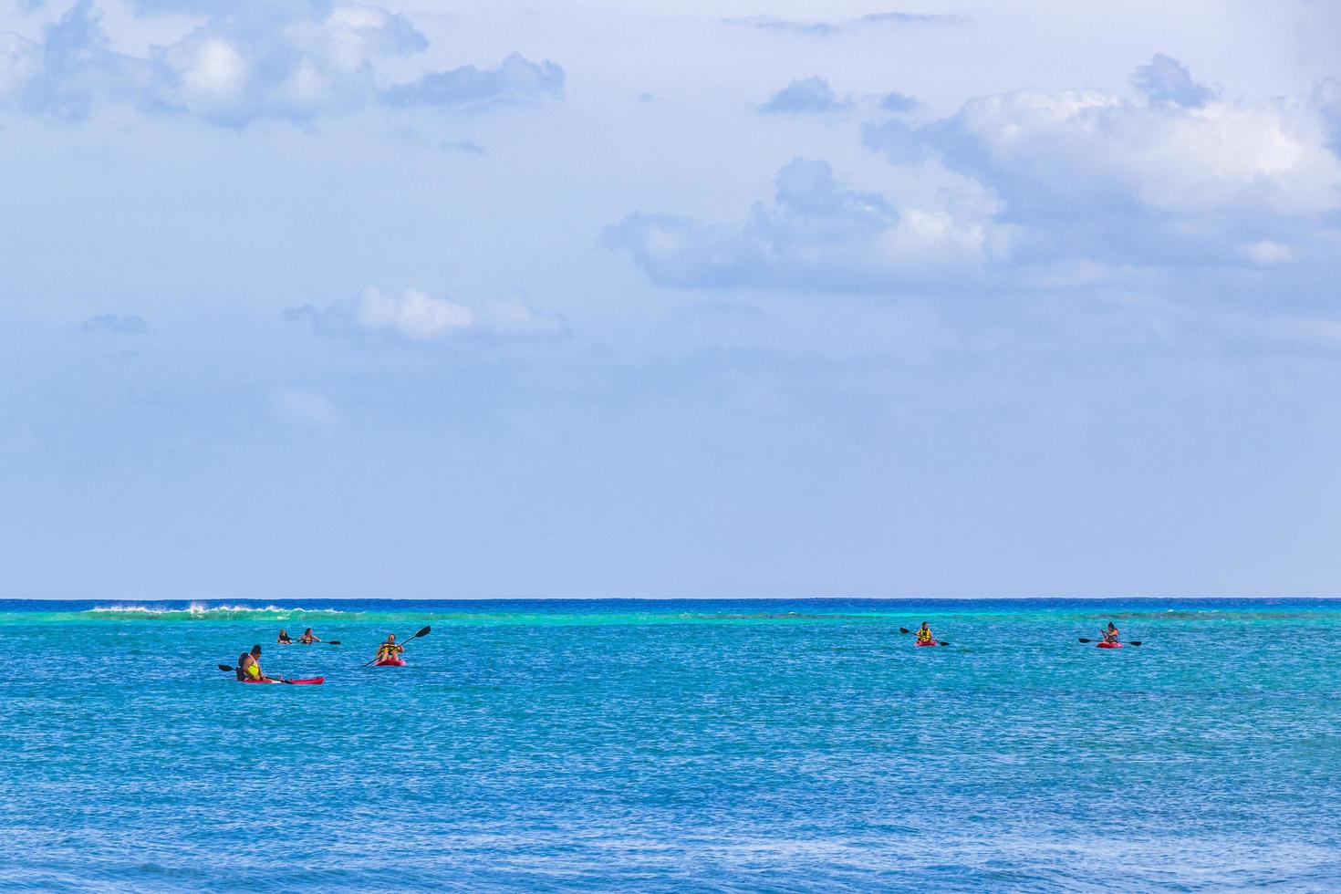 playa del carmen mexico 28. maj 2021 röda kanoter på havet panorama playa del carmen mexico. foto