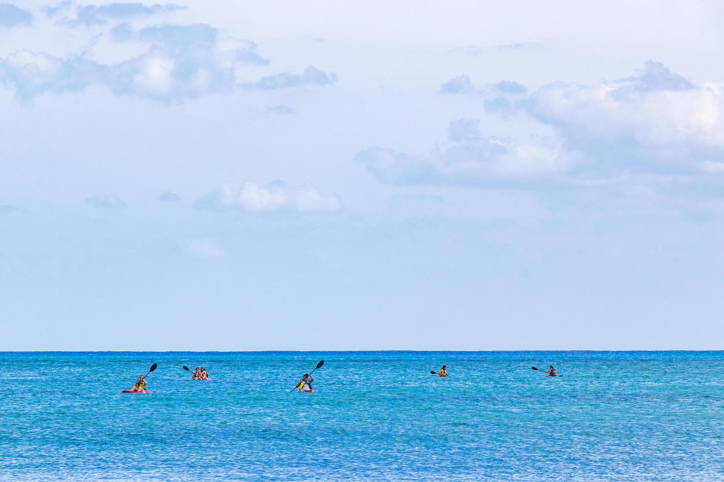 playa del carmen mexico 28. maj 2021 röda kanoter på havet panorama playa del carmen mexico. foto