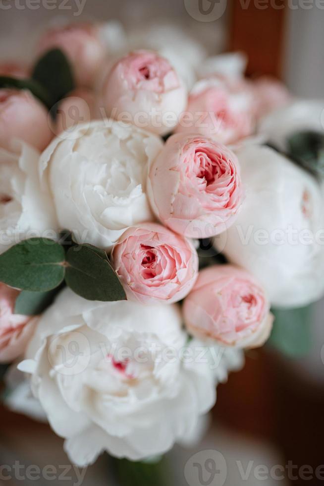 elegant bröllopsbukett med färska naturliga blommor foto