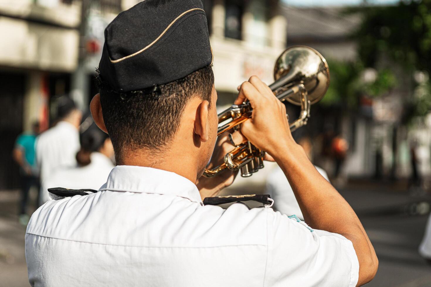 militär man av tillbaka spelar en trumpet i de parad. foto