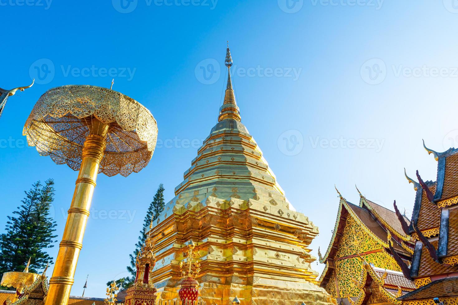 vackra gyllene berget vid templet vid wat phra that doi suthep. foto