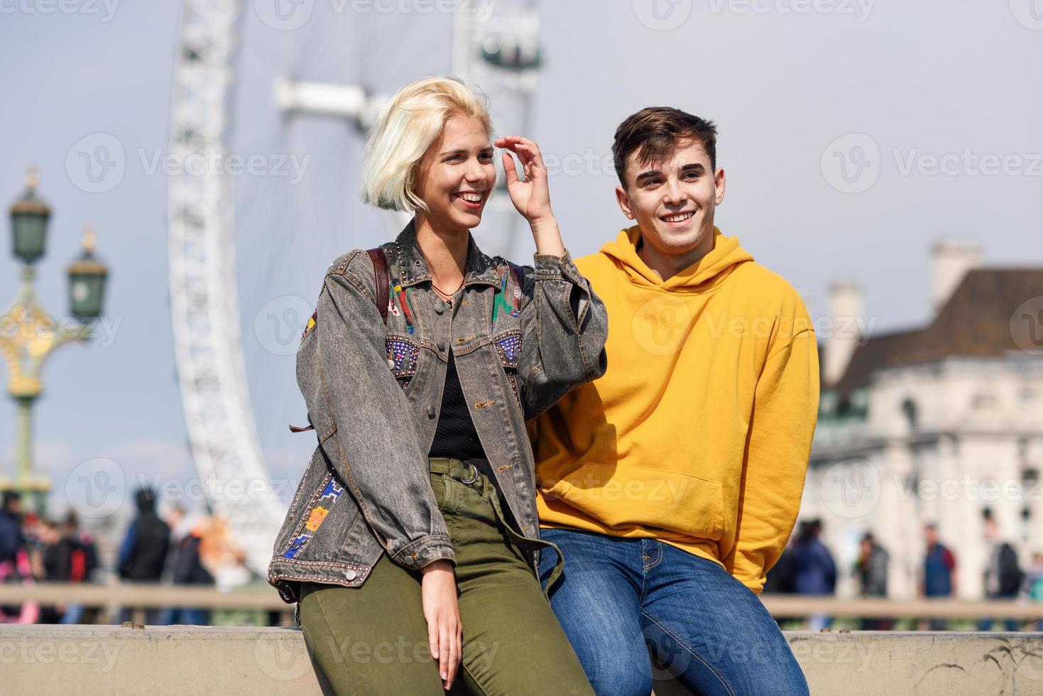 lyckligt par vid Westminster Bridge, Themsen, London. Storbritannien. foto