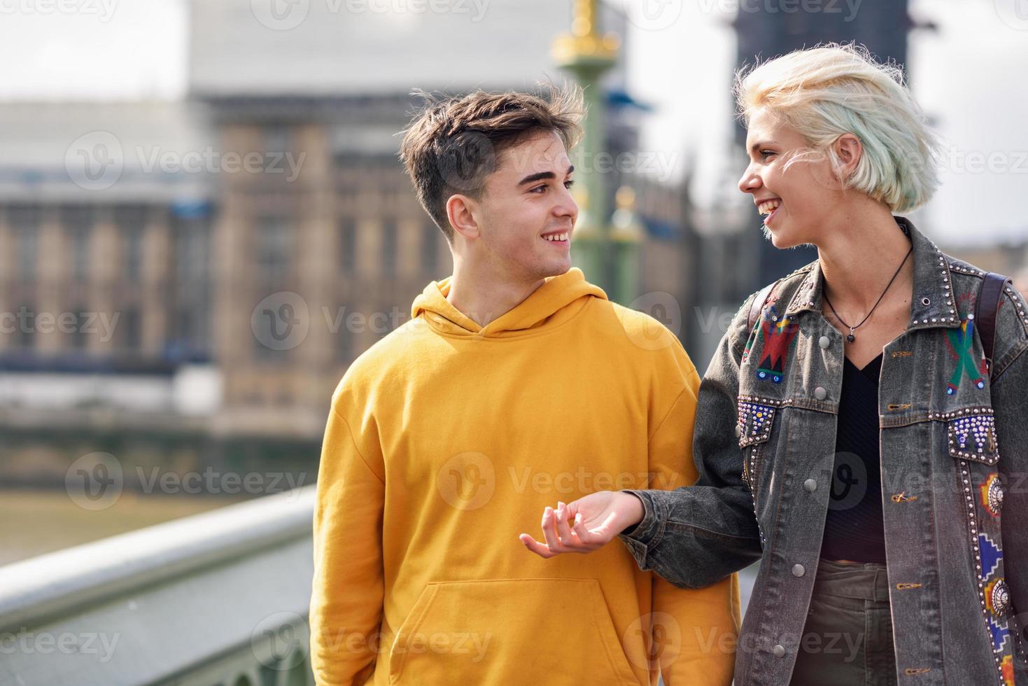 lyckligt par vid Westminster Bridge, Themsen, London. Storbritannien. foto