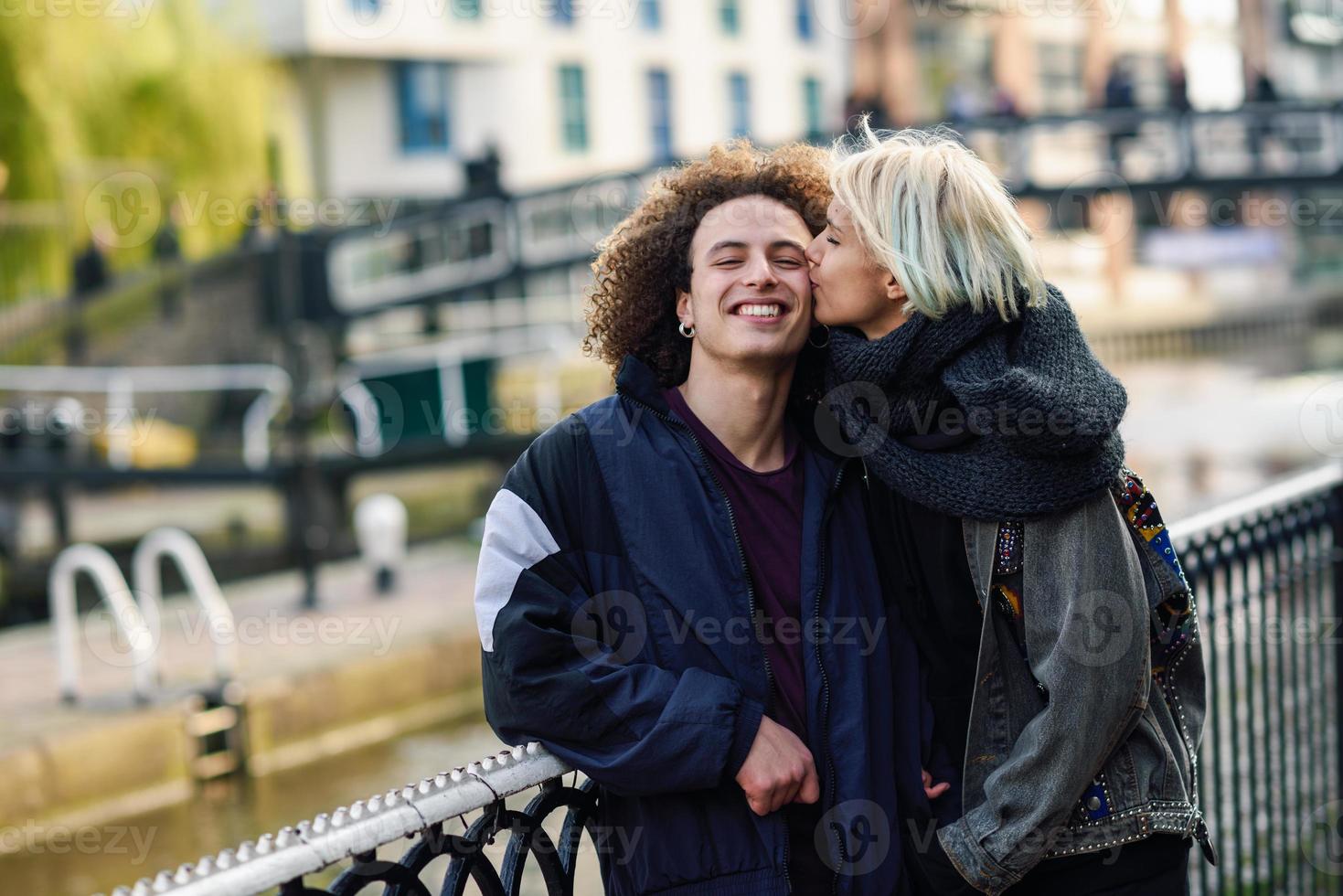 lyckligt par som har roligt i camden town lilla Venedig, foto