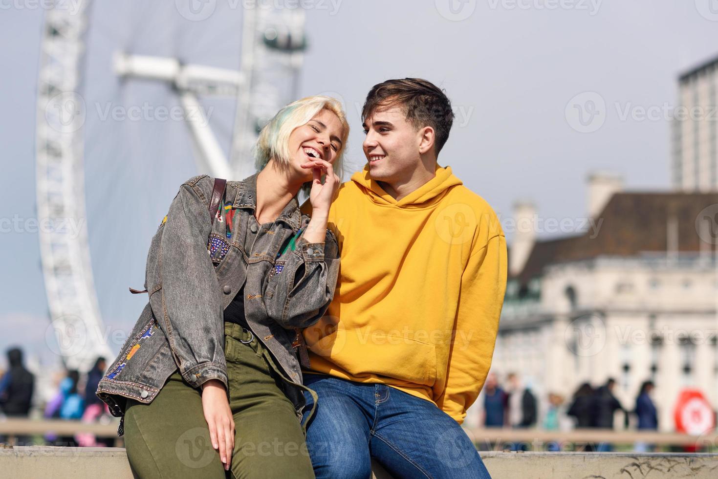 lyckligt par vid Westminster Bridge, Themsen, London. Storbritannien. foto