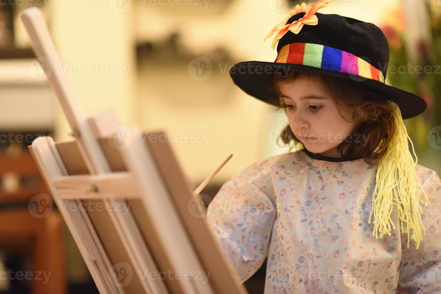 liten flicka som målar en bild hemma foto