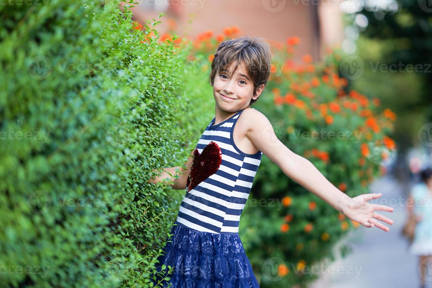 liten flicka, åtta år, har roligt utomhus. foto