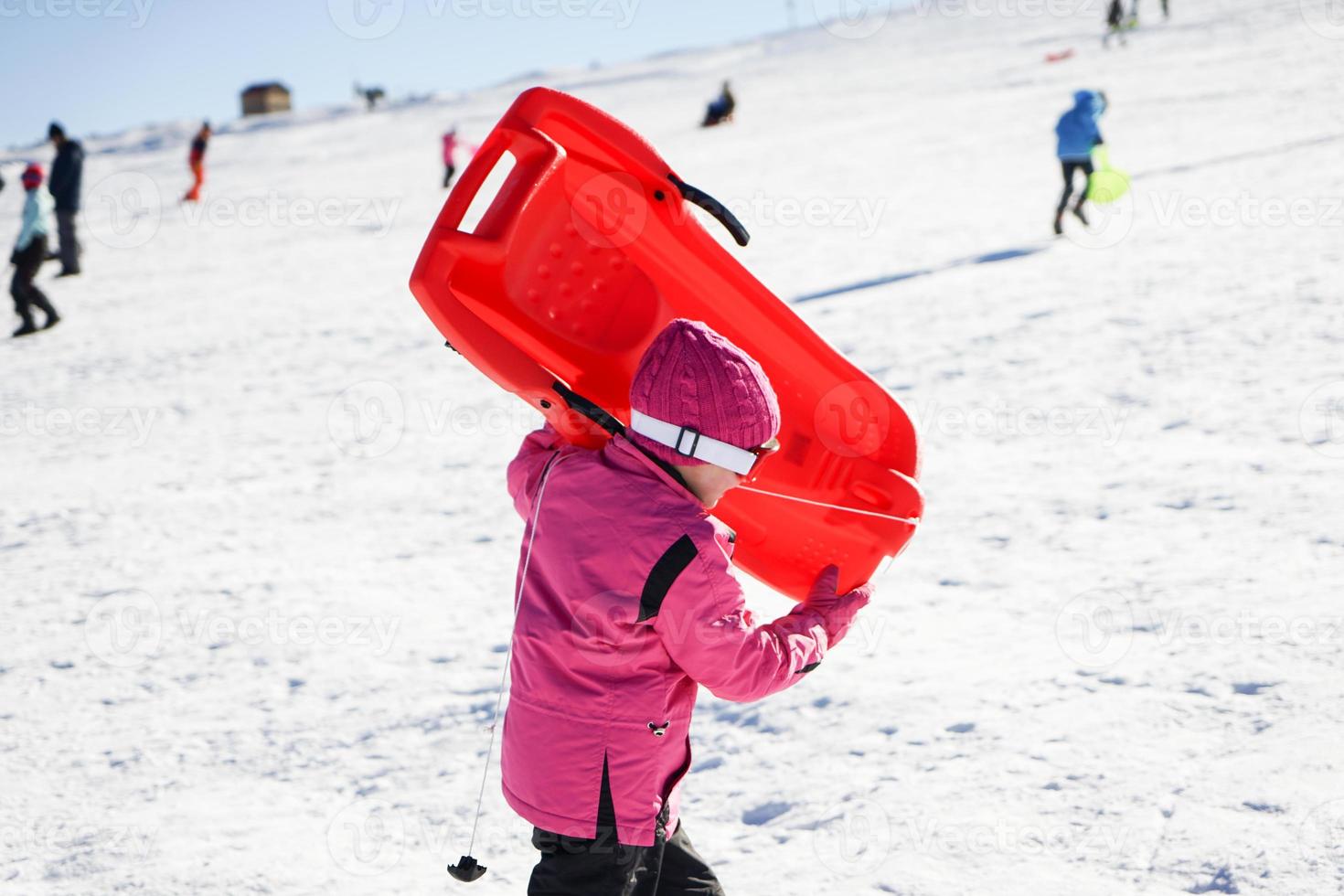 liten flicka pulka på Sierra Nevada skidort. foto