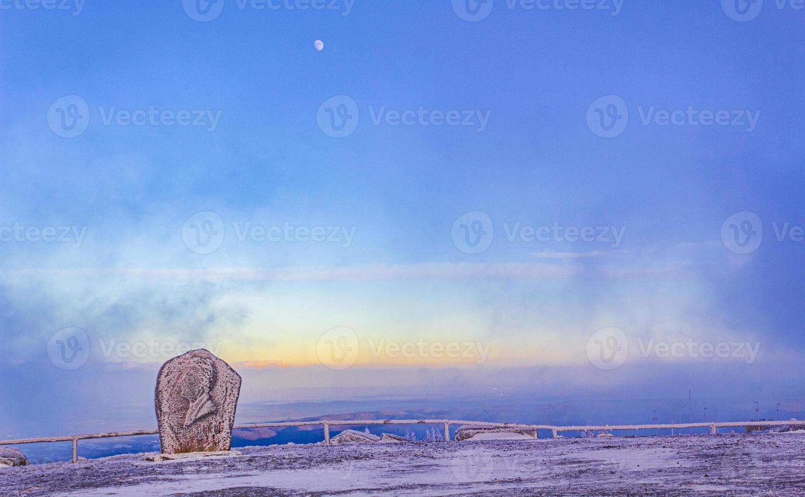 solnedgång skog landskap panorama isiga granar brocken berg Tyskland. foto