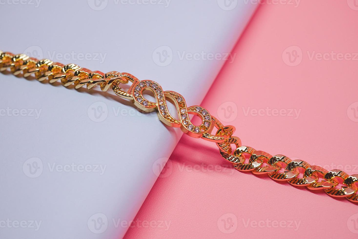 foto av guldarmband för kvinnor med runda motiv med gnistrande smycken