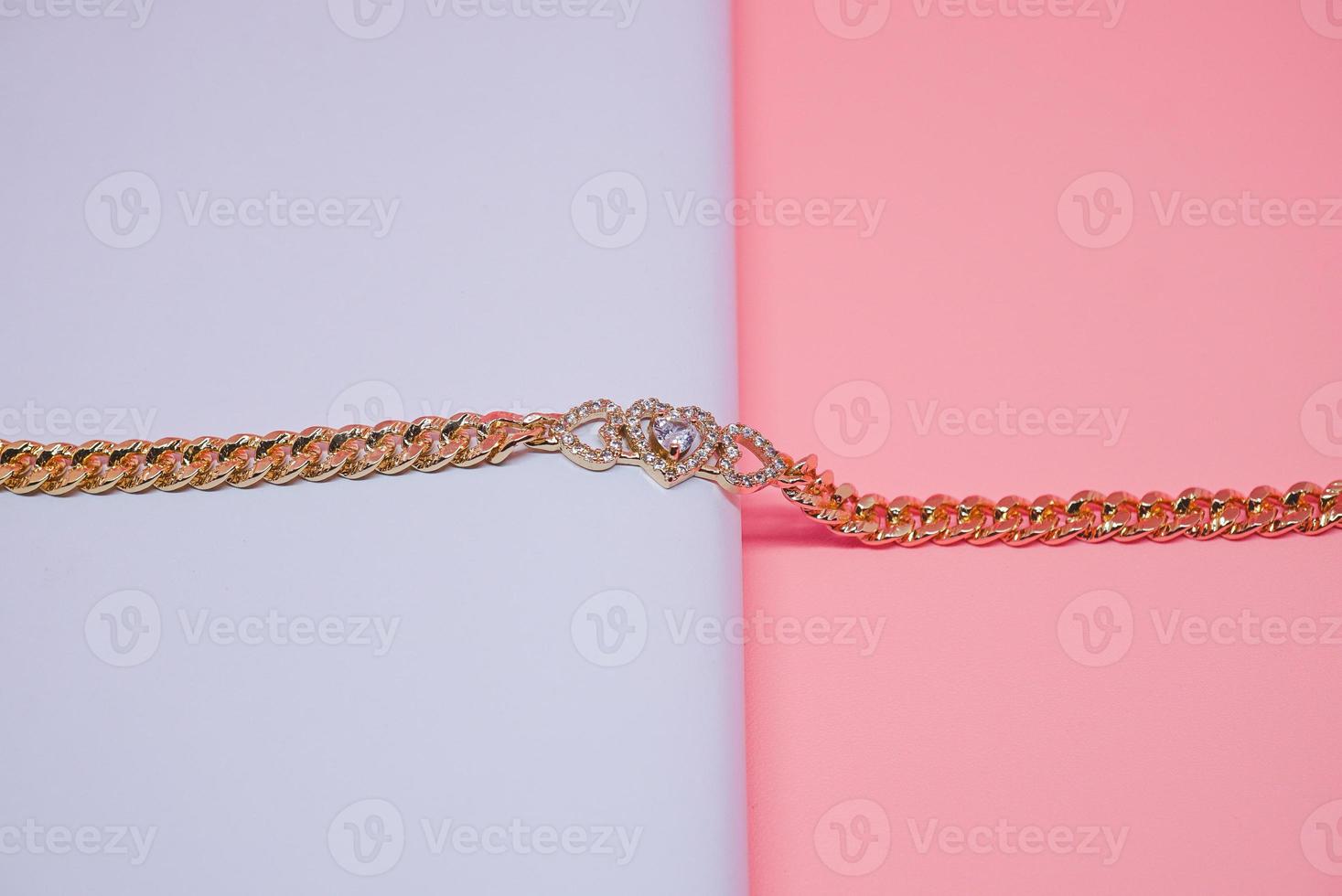 foto av kvinnors armband med dekoration av kärleksdiamantmotiv