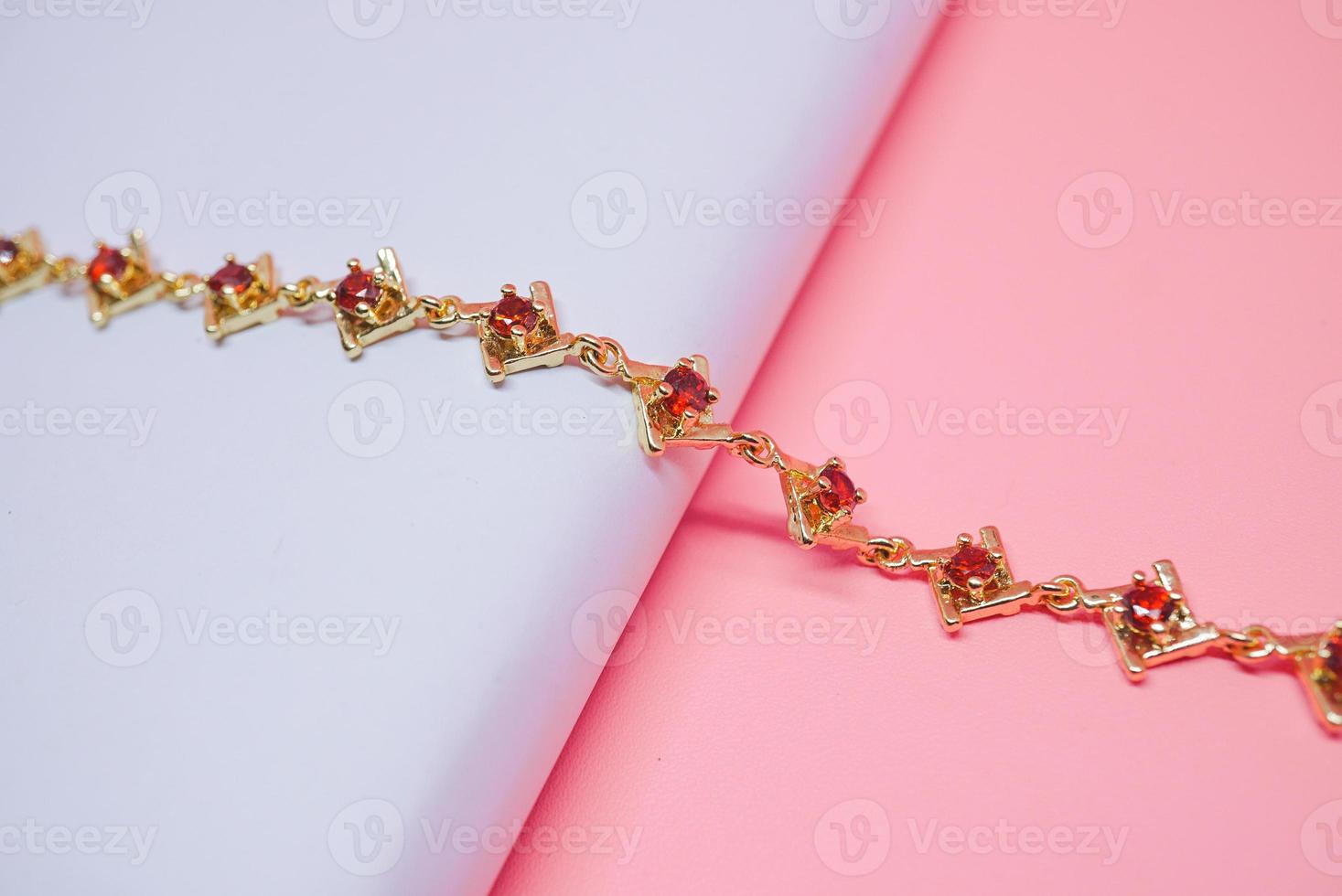 foto av kvinnors armband med röd safir dekoration