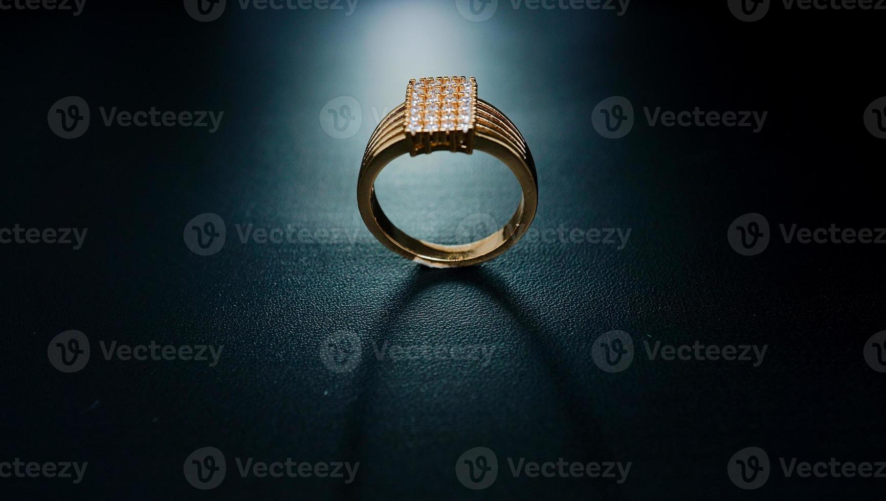 foto av kvinnors ring med svart bakgrund