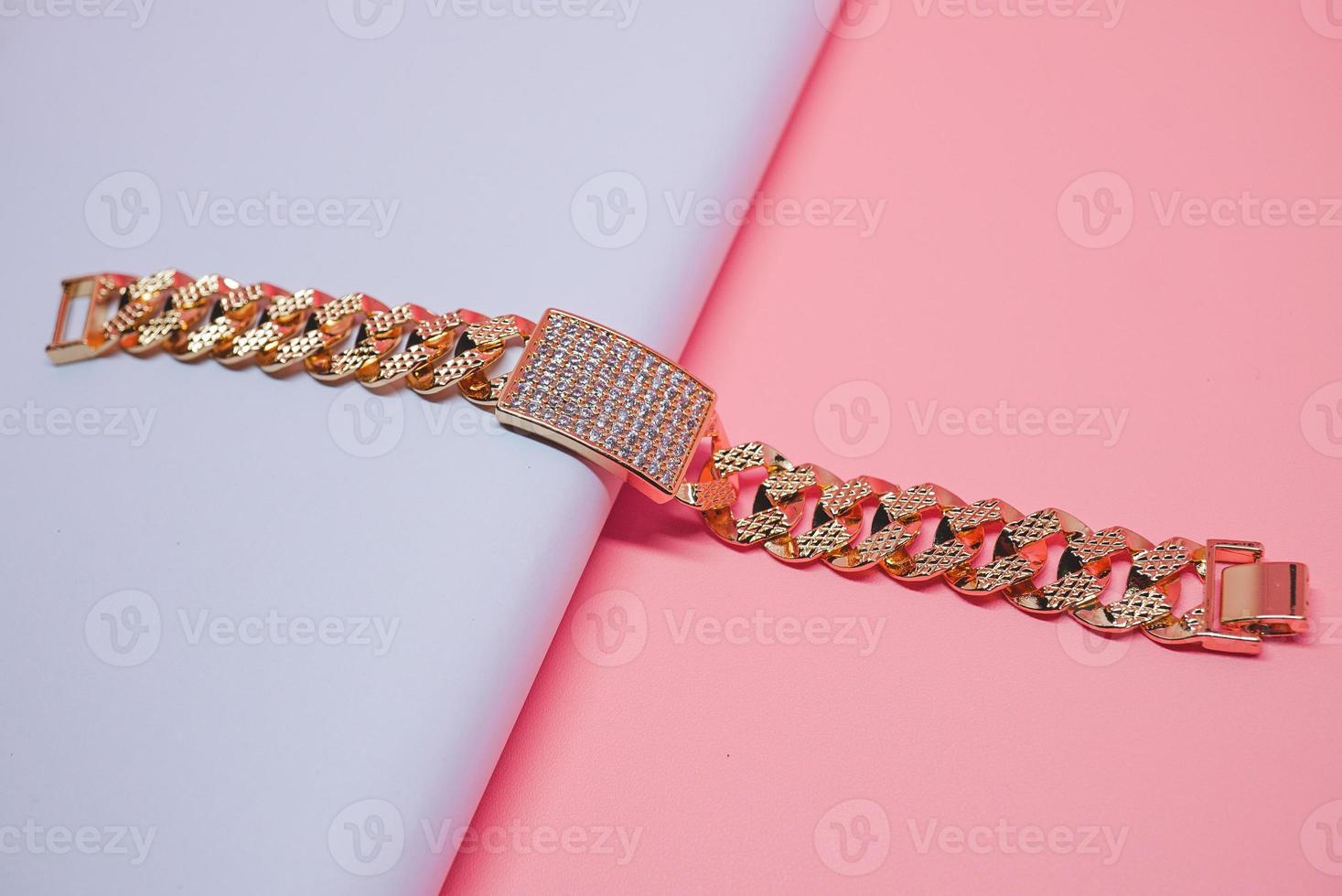 foto av vuxna kvinnors armband med diamantlåda