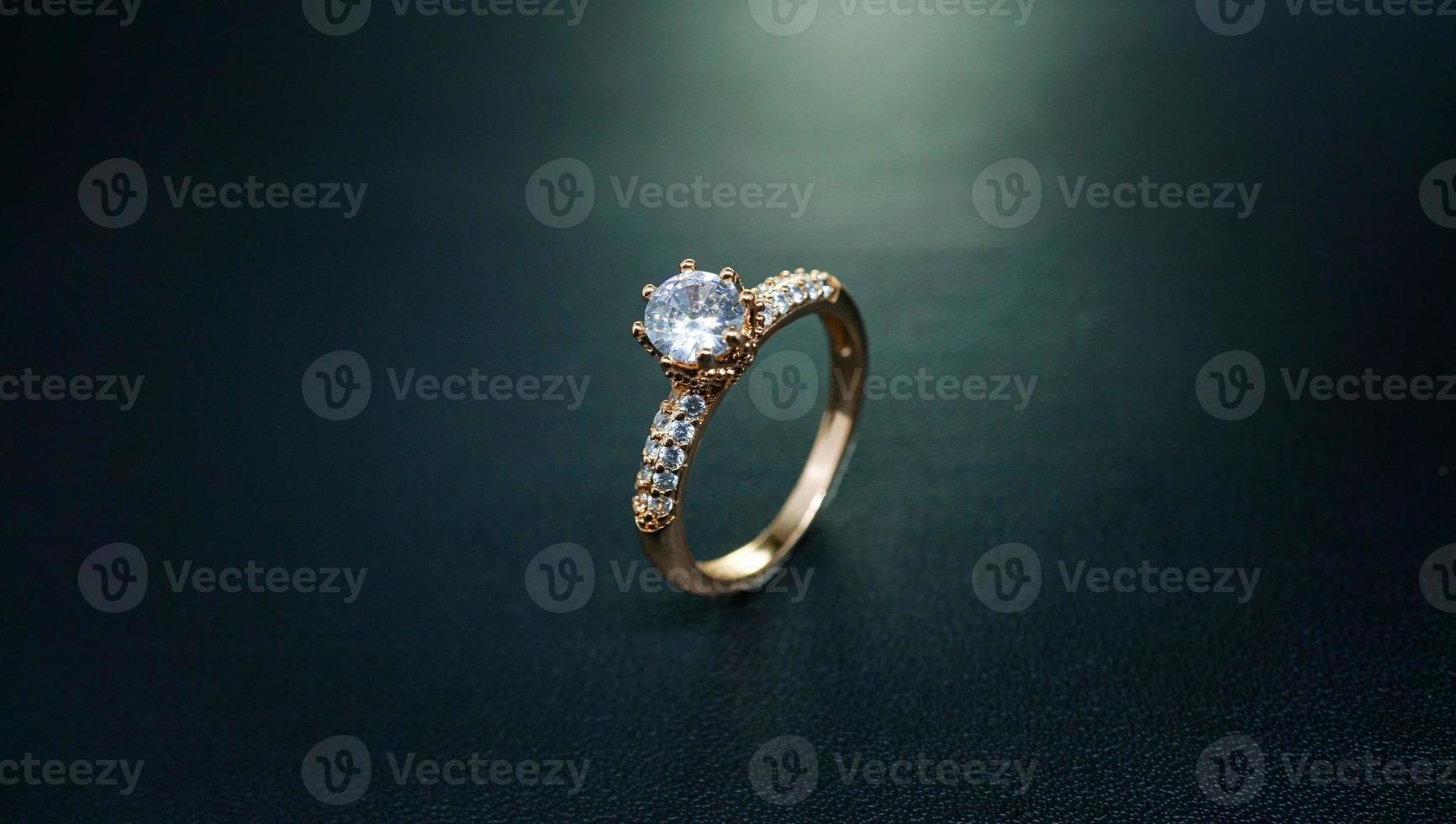 foto av kvinnors ring med vackra ädelstensdiamanter