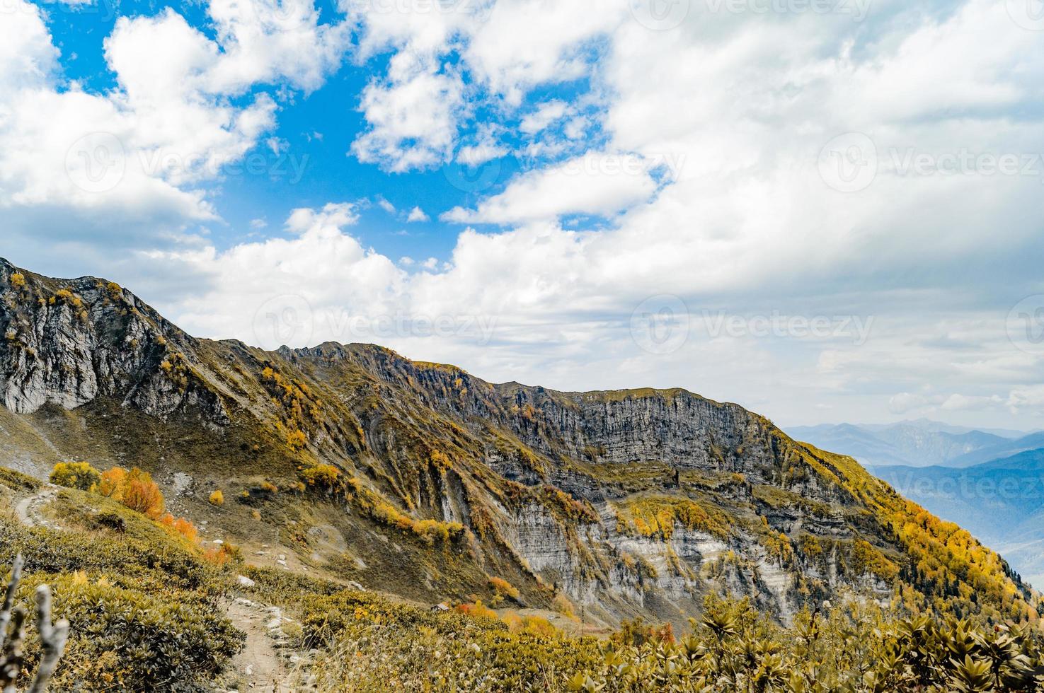 höst i bergen i krasnaya polyana foto