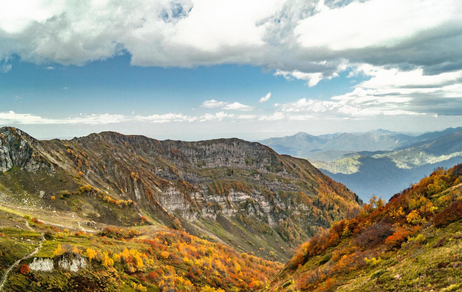 höst i bergen i krasnaya polyana foto