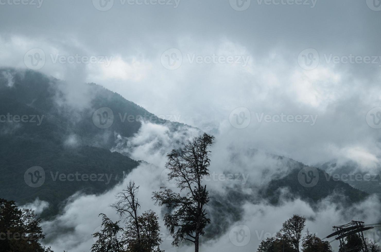 höst i bergen i krasnaya polyana foto