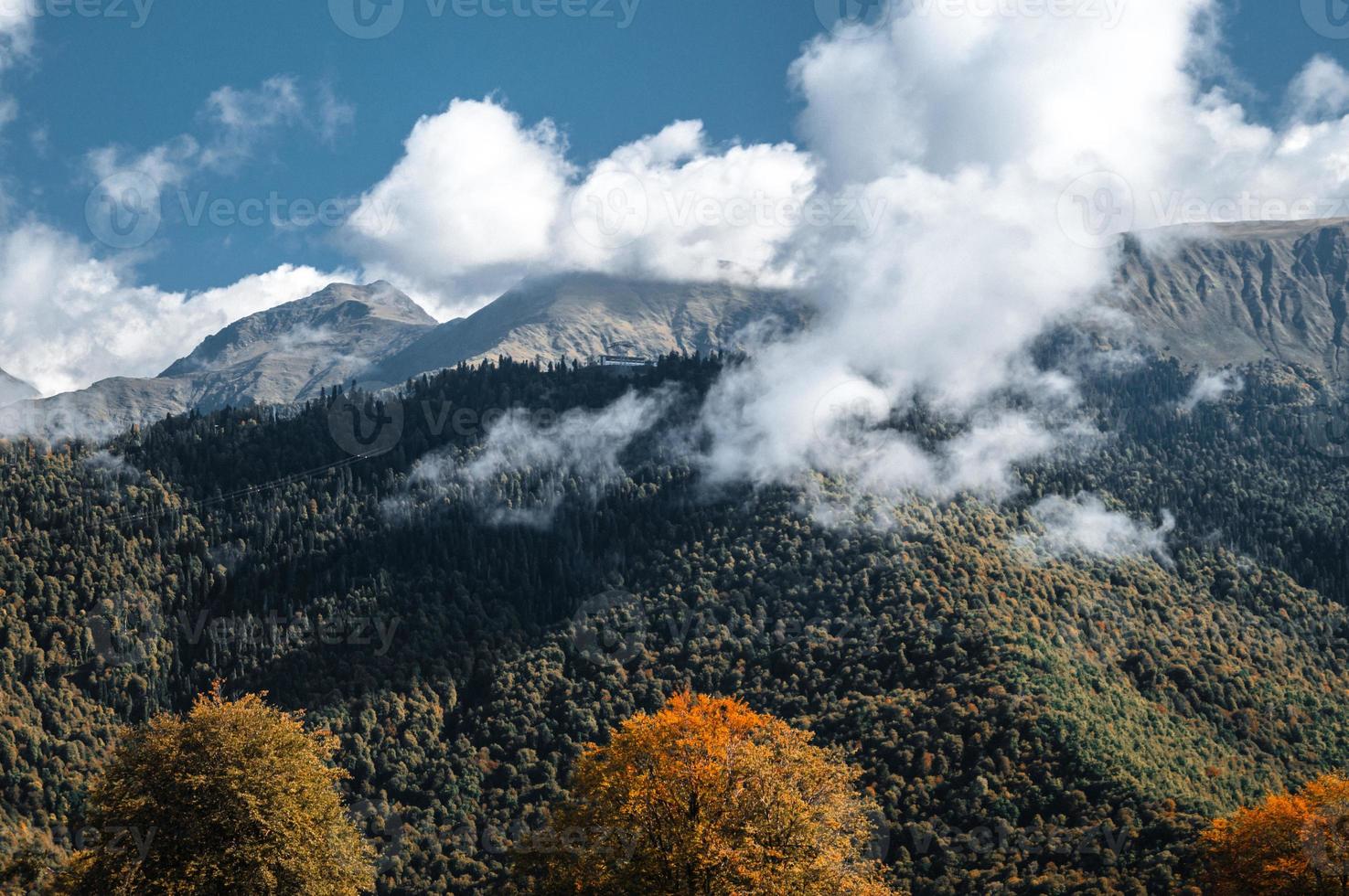 höst i bergen i krasnaya polyana foto