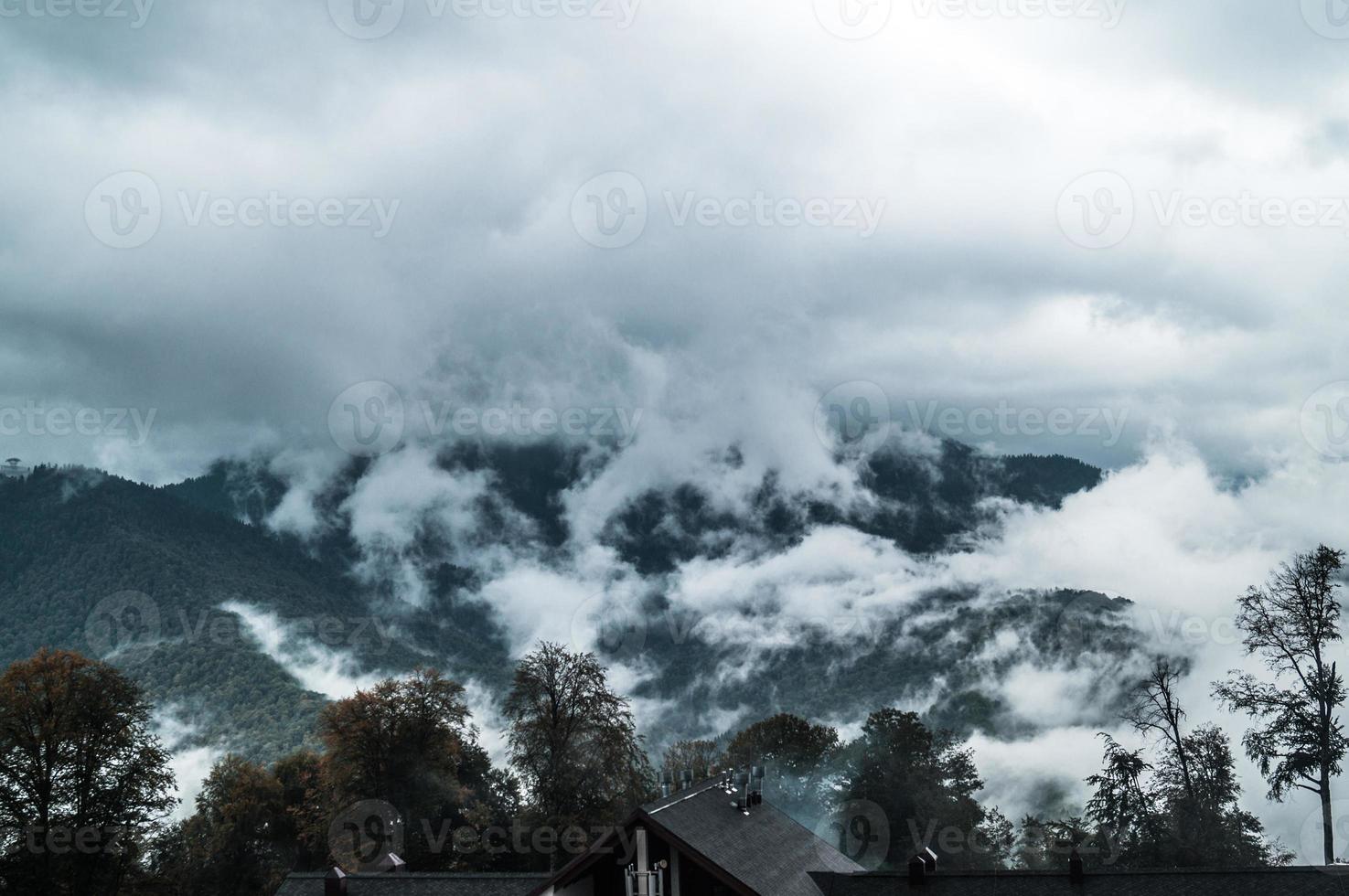 höst i bergen i krasnaya polyana foto