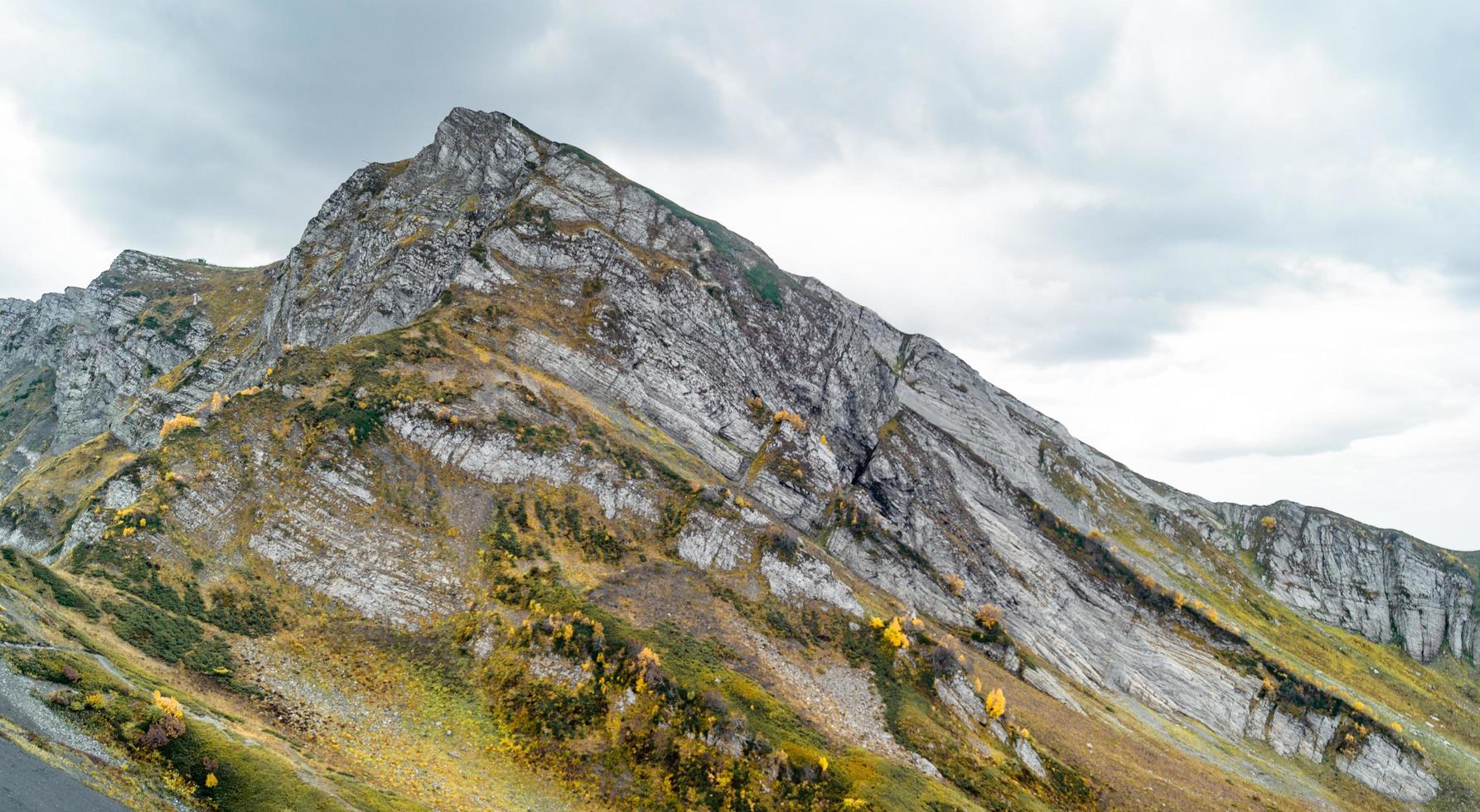 höst i bergen i krasnaya polyana foto