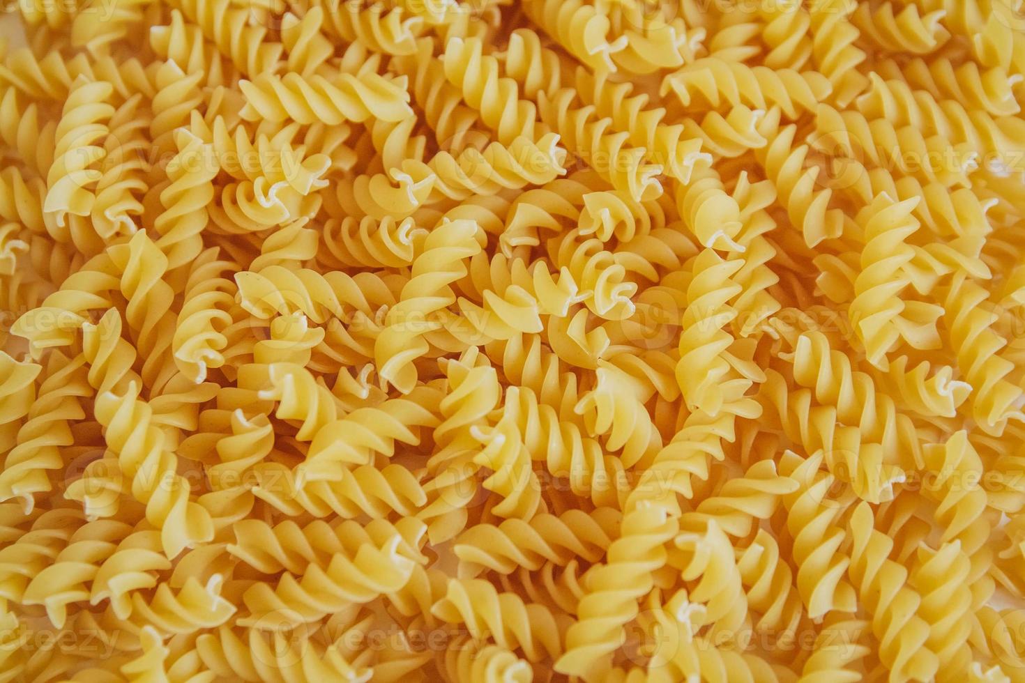 fusilli pasta som bakgrundsbild. bild textur spiral makaroner foto