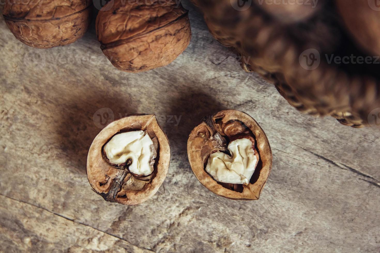 valnötter på en trä bakgrund foto