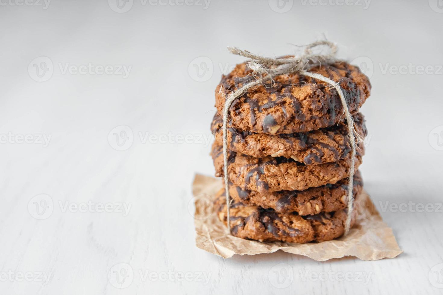 läckra chocolate chip cookies på vit bordsbakgrund foto