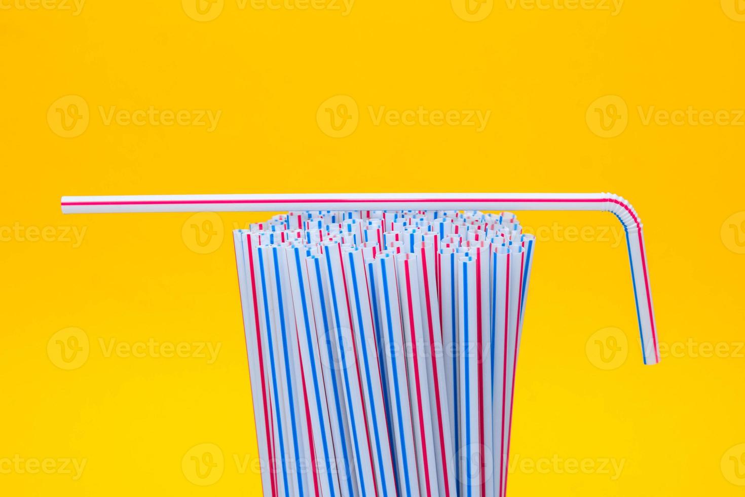 dricka plast sugrör på en gul bakgrund foto