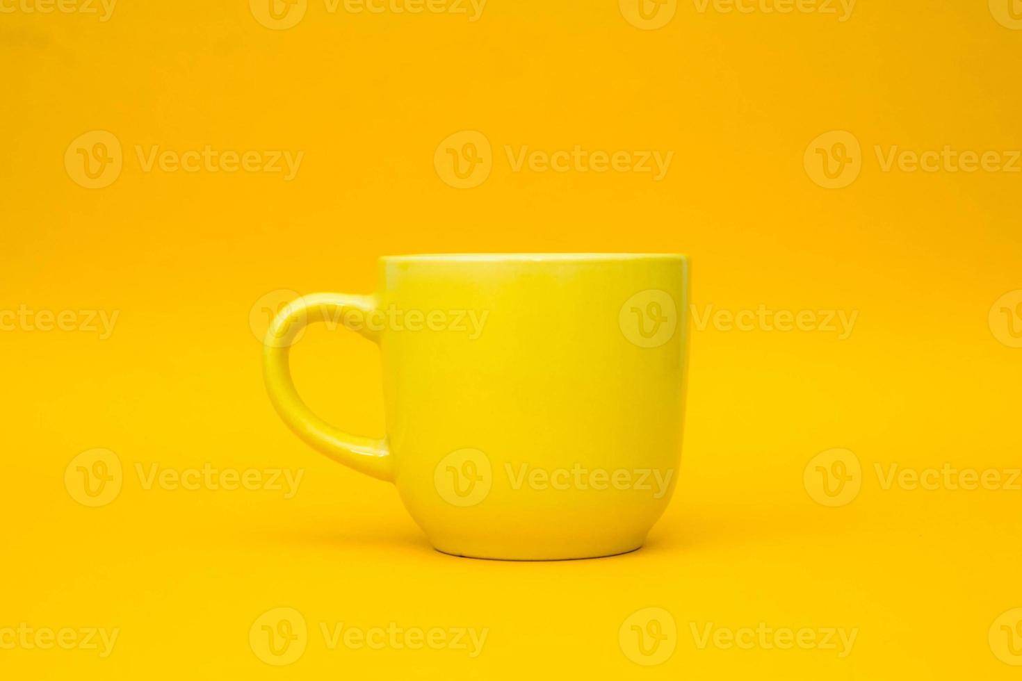 gul keramisk kopp på gul bakgrund foto