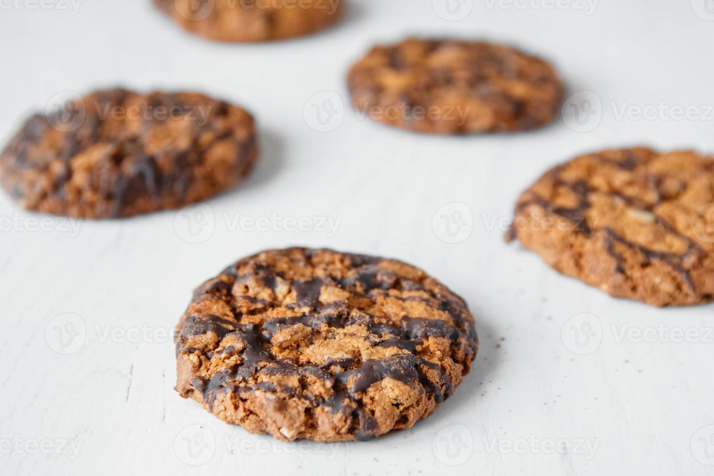 läckra chocolate chip cookies på vit bordsbakgrund foto