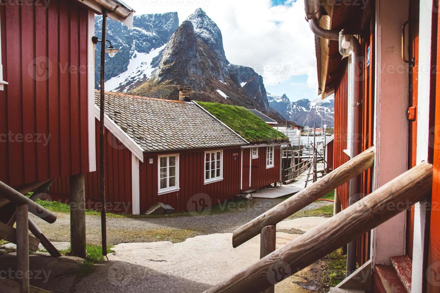 norge rorbuhus och berg klippor över fjordlandskap skandinavisk resevy lofoten öar. naturligt skandinaviskt landskap. foto