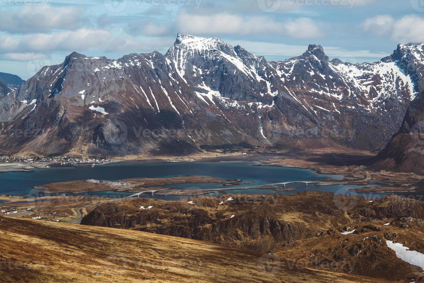 norge berg på öarna lofoten. naturligt skandinaviskt landskap foto