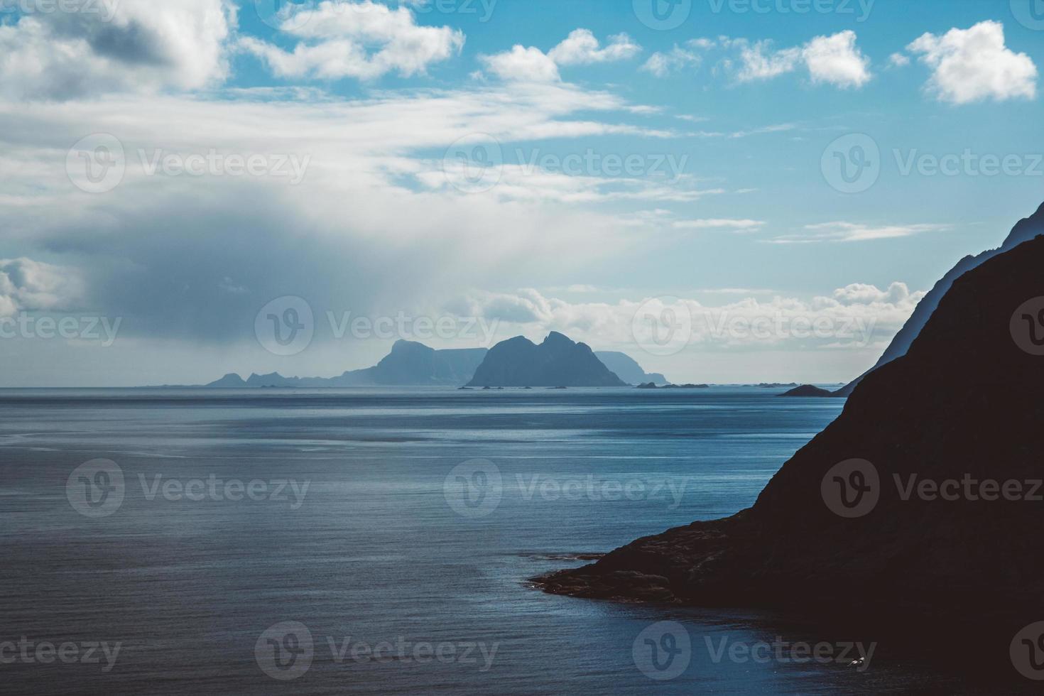 norge berg på öarna lofoten. naturligt skandinaviskt landskap foto