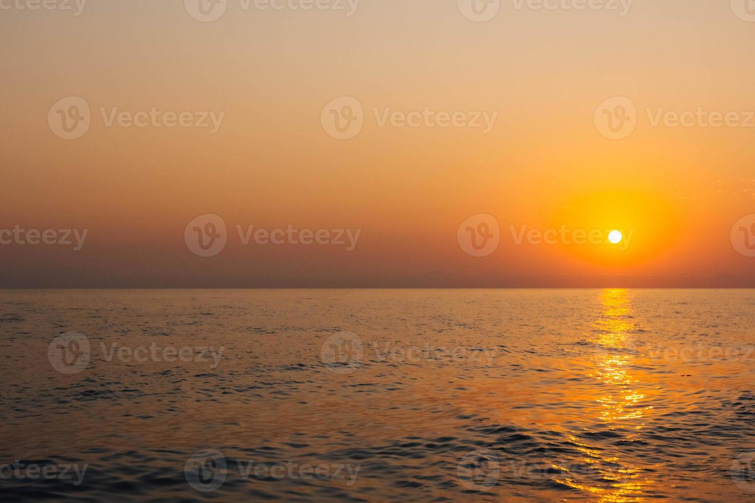 solnedgång till havs. olika färger och nyanser av den stigande solen foto