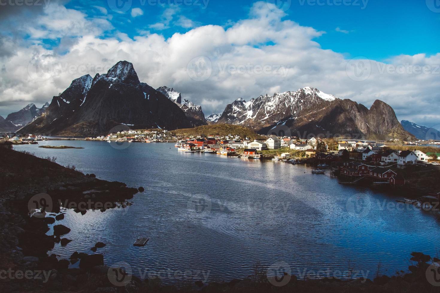 norge rorbuhus och berg klippor över fjordlandskap skandinavisk resevy lofoten öar. naturligt skandinaviskt landskap foto