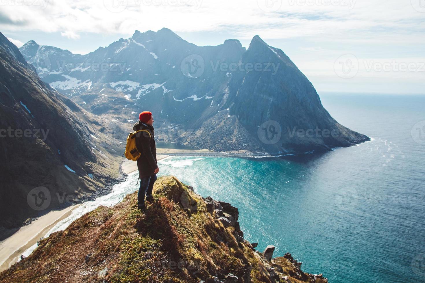 man står på klippkanten ensam och njuter av flygvy ryggsäck livsstil resor äventyr utomhus semester foto