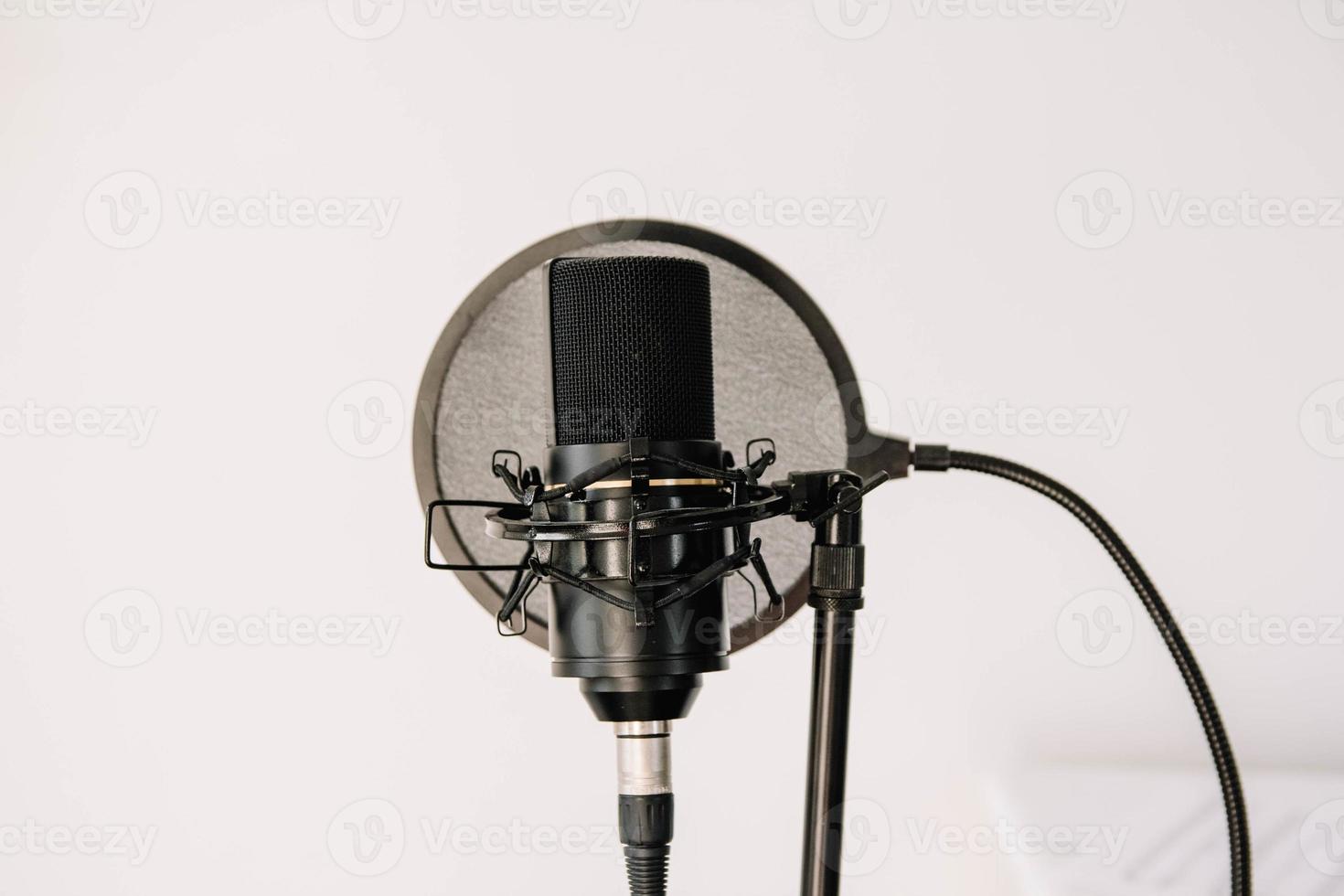 professionell studiomikrofon på ett modernt stativ foto
