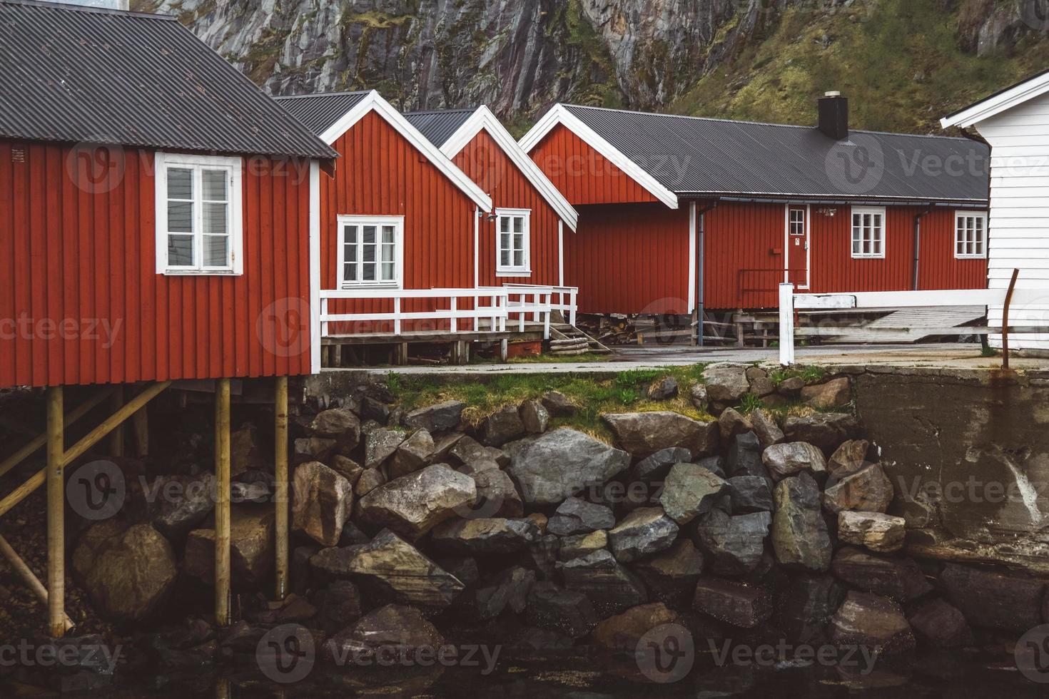 norge rorbuhus och berg klippor över fjordlandskap skandinavisk resevy lofoten öar. naturligt skandinaviskt landskap. foto