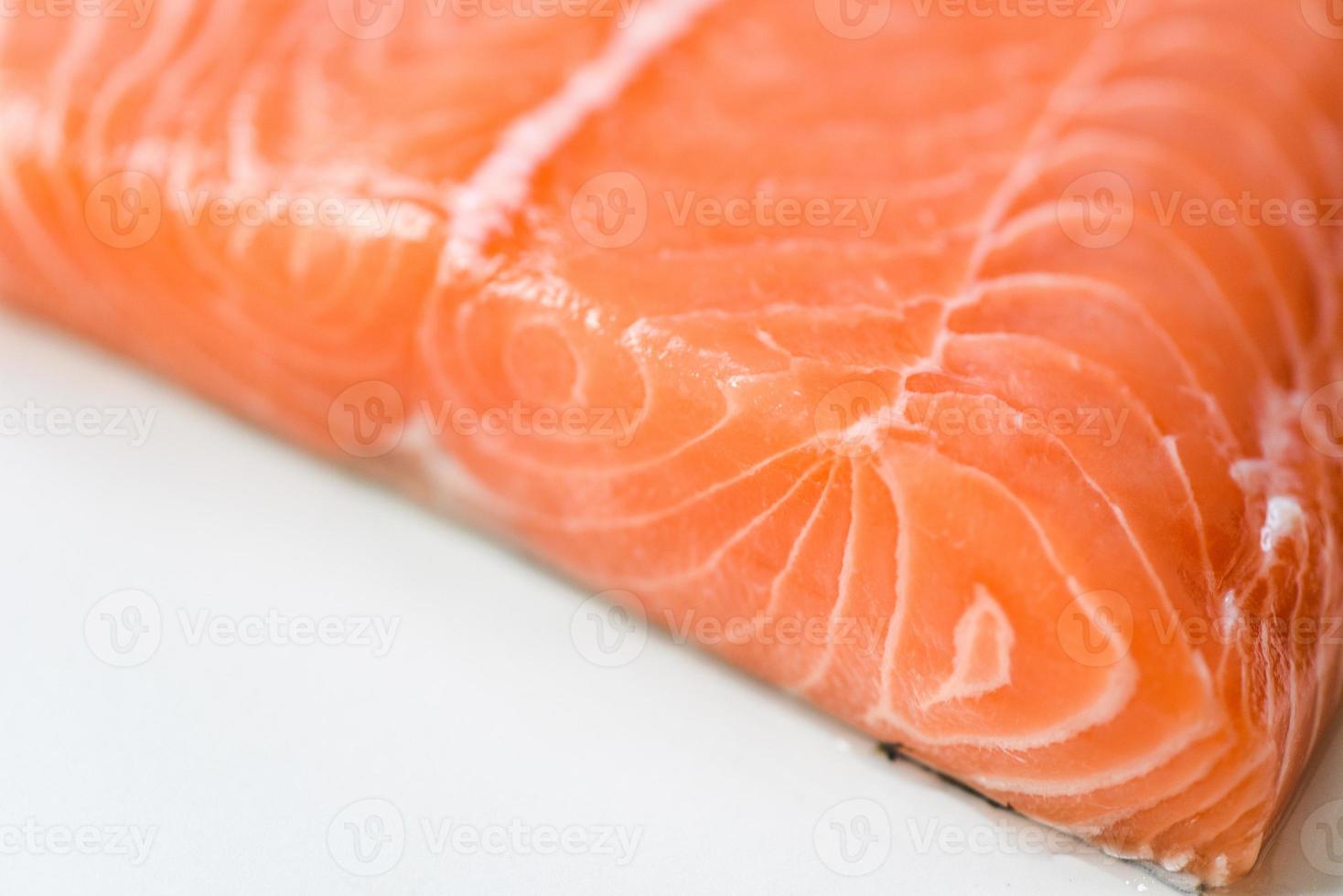 färsk lax fisk, närbild rå lax filet skaldjur för sashimi eller biff foto