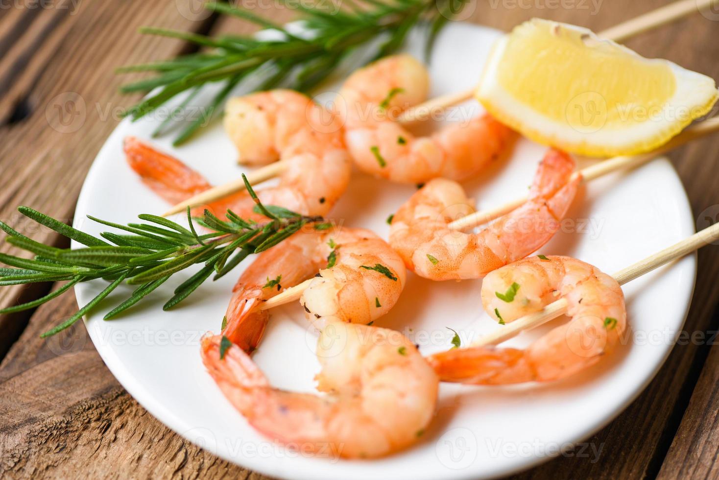 sallad grillade räkspett läckra krydda kryddor på vit tallrik - aptitretande kokta räkor bakade räkor, skaldjur shelfish med rosmarin och citron foto