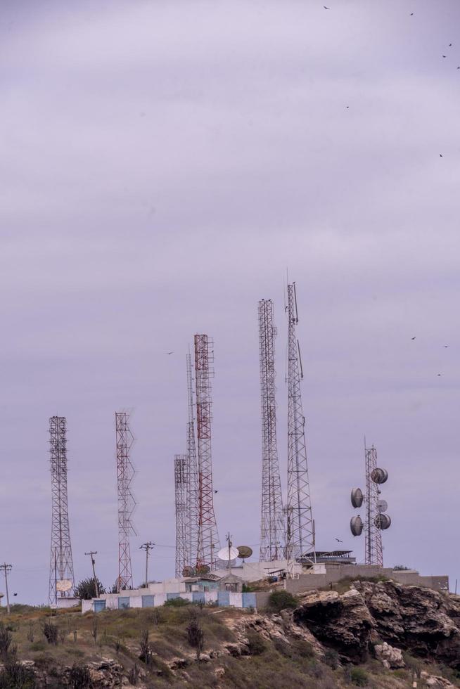 antenner för kommunikation på en kulle foto