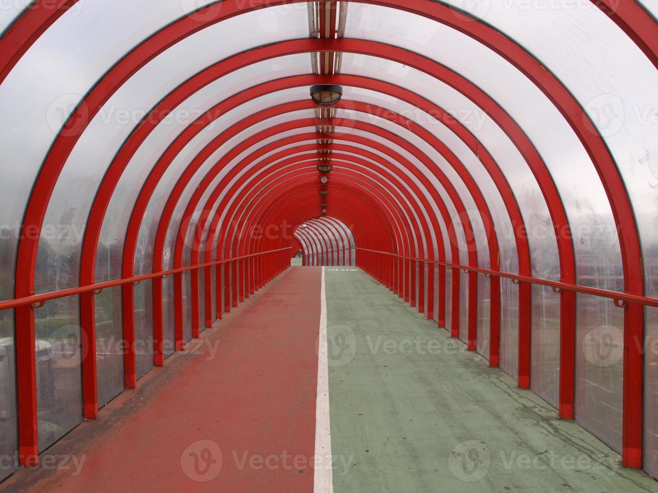 gång- och cykelbanor i tunneln foto