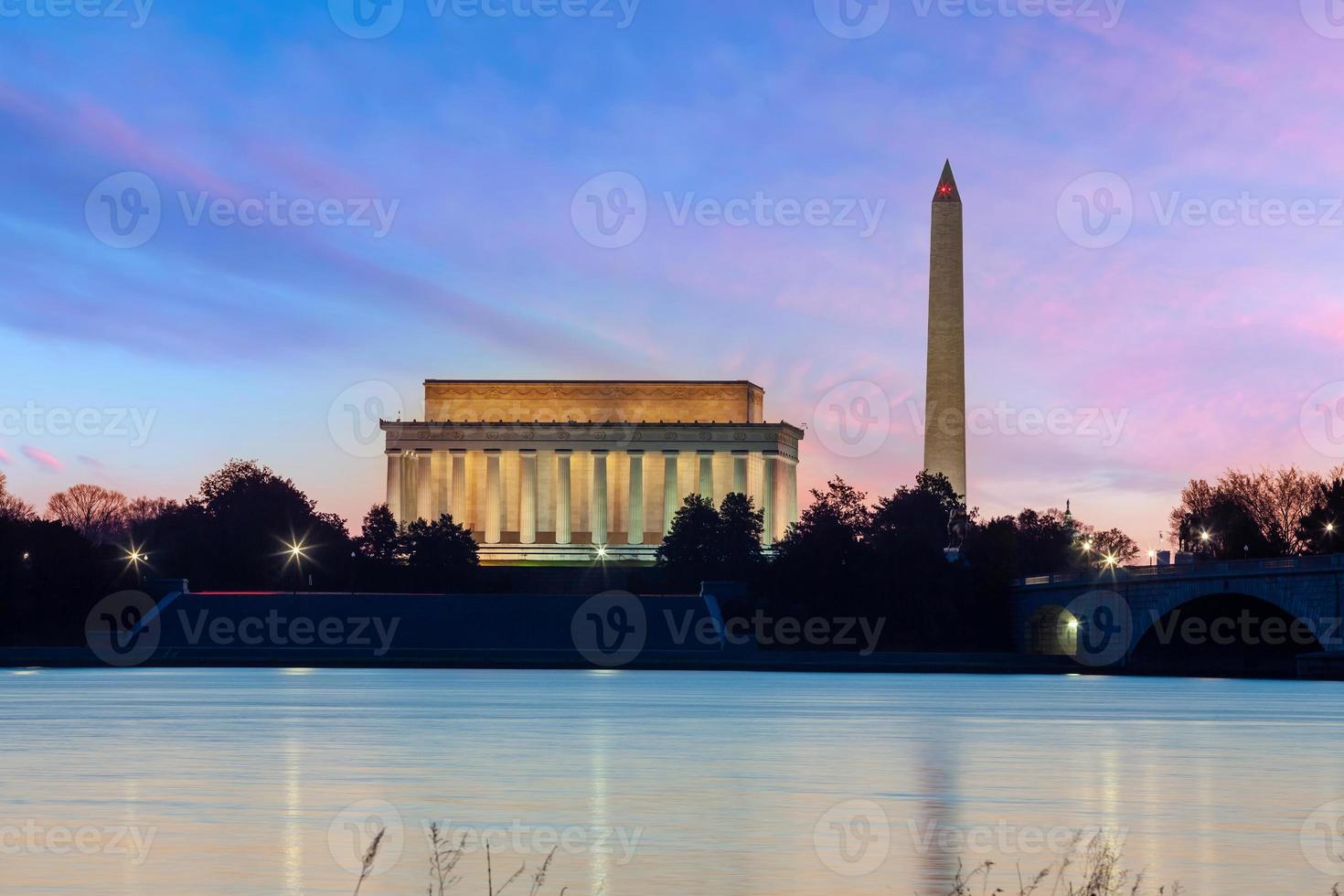 Washington monument och Lincoln Memorial vid solnedgången i Washington DC, USA foto