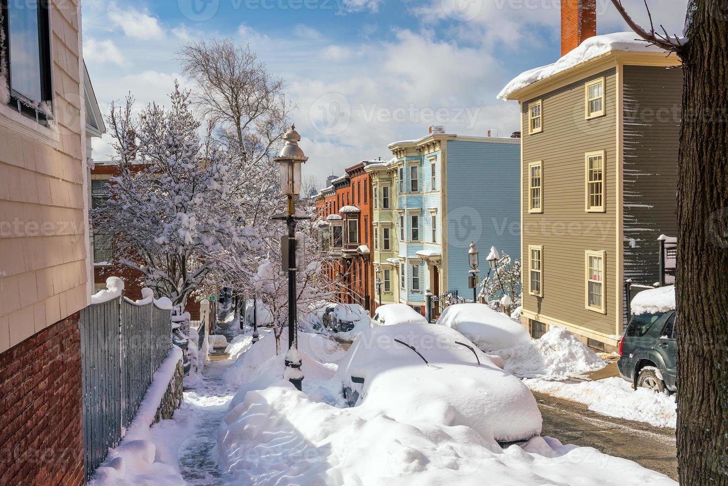 hus i historiskt bunker hill område efter snöstorm i boston, massachusetts foto