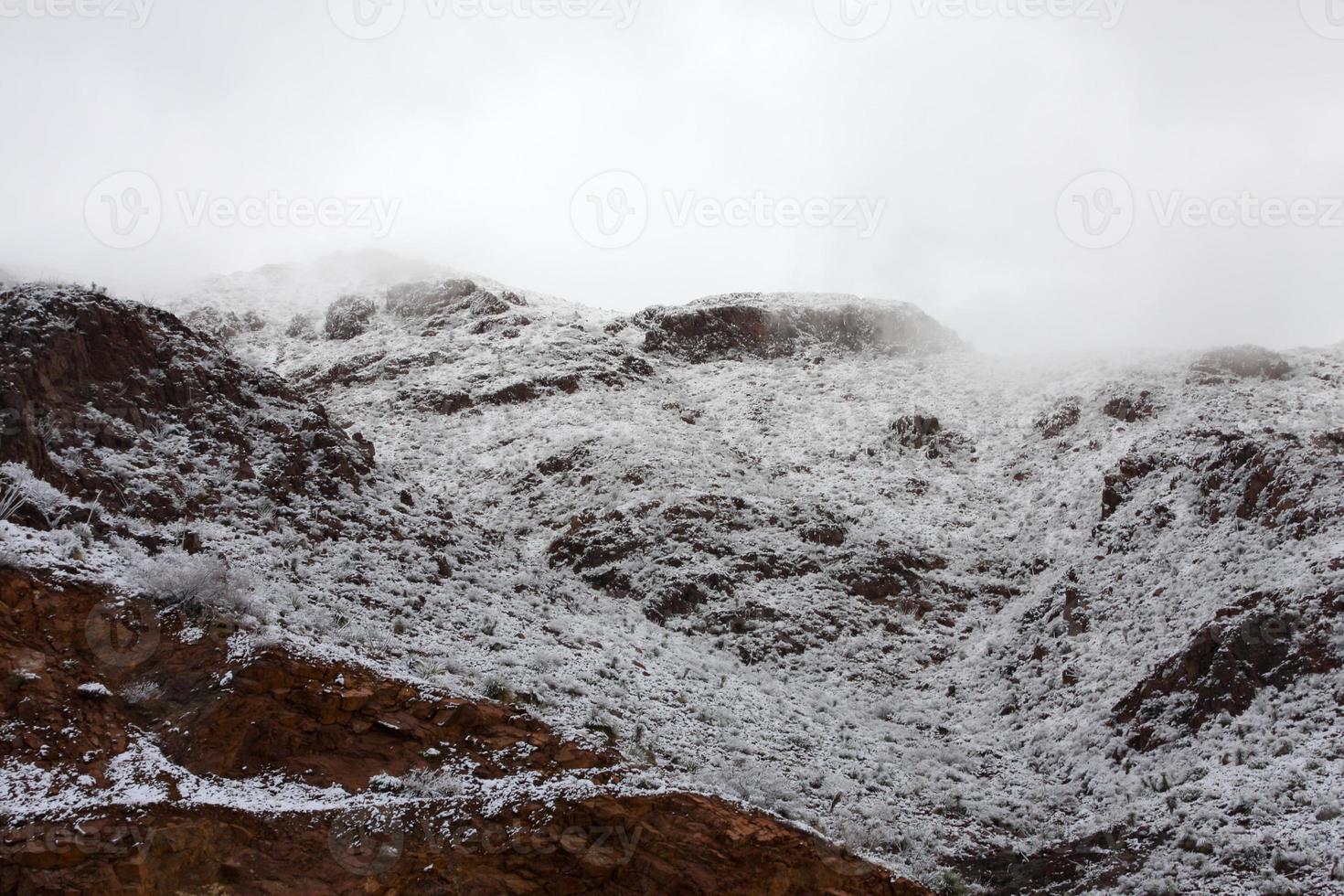 franklinbergen på västsidan av el paso, texas, täckta av snö med utsikt mot transbergsvägen foto