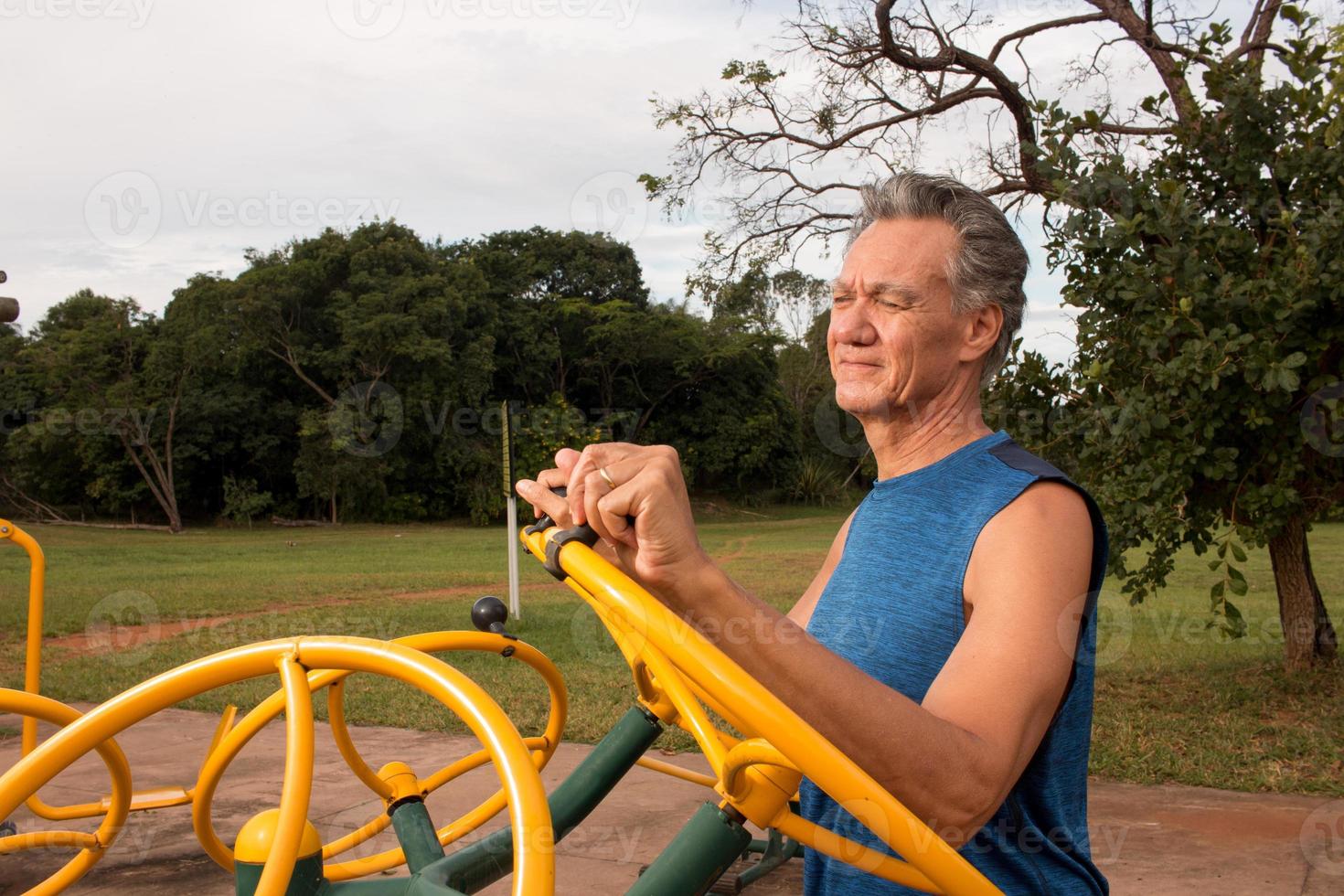 äldre mogen man tränar på en utomhus fitnesspark i parque das garcas, brasilien foto